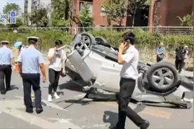 监控曝光！贵阳一suv操作失误，从小区二十几米高坎滚落视频封面
