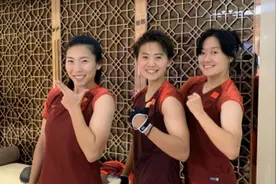 中国男足被打脸！球员个个大肚腩，白斩鸡式身材和王霜差别太大视频封面