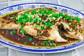 大厨教你“鲜椒蒸鲈鱼”，做出来鲜嫩无腥味，这蒸鱼技巧值得收藏