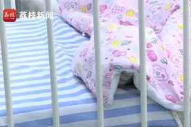 警惕！开空调怕孩子着凉 爷爷奶奶把5个月婴儿捂出“捂热综合征”视频封面