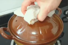 做鱼煲想要好吃下饭又不腥，铁头告诉你正确做法，一开锅盖看饿了