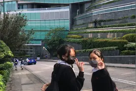 实拍香港半山晓庐豪宅区，看到好多学生放学啦！进出豪车真多啊