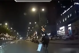 任性！快车道里骑自行车“浪”的飞起，被撞起身直接弃车走人！视频封面