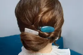 今天再扎一款优雅的小发型，简约大气又好看