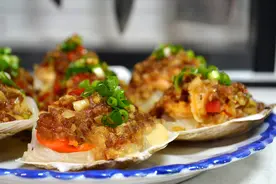 “蒜蓉粉丝蒸扇贝”家常做法，大扇贝肉肥黄满，小伙一口一个真爽视频封面