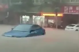 广西玉林突遭暴雨袭城：白昼如夜车辆被淹 有村民家中被水浸泡视频封面
