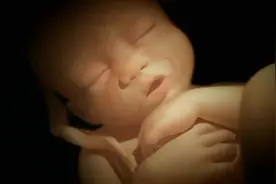 孕妈吃甜食，胎儿“动得厉害”是在抗议还是开心？看完被逗乐了视频封面