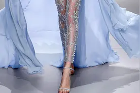 中世纪的古典美人，蓝色衣裙增添优雅魅力~视频封面