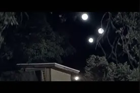 真是惊奇，天空出现3个月亮，人们很迷惑