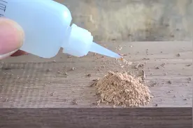 剩下的废木屑+粘合剂？巧妙的木制品修复方法！视频封面