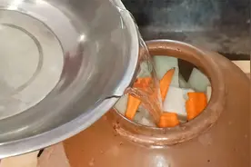 东北开始腌制各种酸菜，大哥腌一坛子酸萝卜，方法简单，冬储必备视频封面