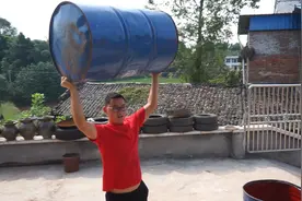 川乡小妹儿：蔬菜种下去要施肥啦，这种菜枯发酵后是很好的肥料视频封面