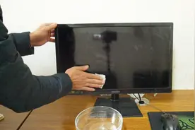 电脑屏幕脏了别用清水擦，教你一个小方法，屏幕立马干净清晰视频封面
