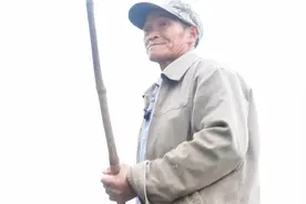 为了挣100块工钱，68岁大爷跪在水里干活6小时：只要老板肯给钱