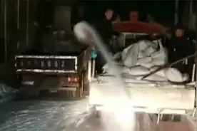 男子雪后接亲沿50公里撒5吨盐：为了接亲方便，不让妻子担心视频封面