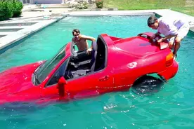 国外小哥作死挑战，将跑车推进泳池中驾驶，结果令人大开眼界！视频封面