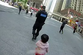 女孩路边睡着无人管，什么情况？！孩子父亲：奶奶给忘了视频封面