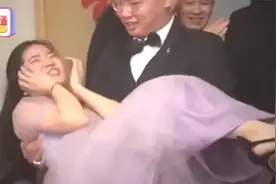 爆笑：伴郎说这是他第一次抱女孩子，直接摔跟头，心疼伴娘三秒钟