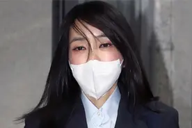 韩国第一夫人换发型，空气刘海减龄又俏皮，50岁依旧嫩如高中生视频封面