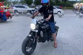 新上市的高金GK500摩托车 一身名牌 用料扎实 13.5升油箱 油耗4.8视频封面