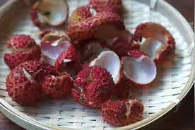 80岁奶奶分享荔枝壳煮水，好处这么多，原汤化原食，吃荔枝不上火视频封面