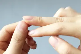 指甲盖鼓起来是什么信号？是好还是坏？看完转告家里人视频封面