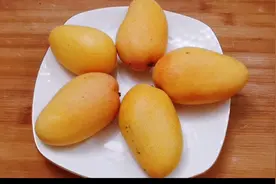 几十年的芒果都切错了？老果农教我一招，优雅吃完整个大芒果视频封面