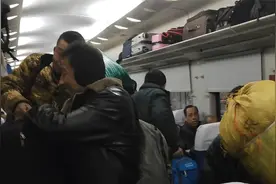 从没见过，绿皮火车硬座车箱的状观场面，变化太大了