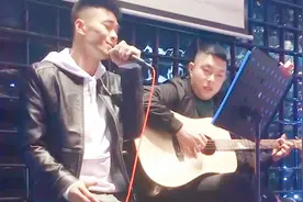 小哥街头翻唱一首《不必在乎我是谁》，句句撕心裂肺，，太好听了视频封面