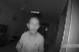 被老伴忘记了!八旬老人散步回家被反锁门外 徘徊到凌晨竟爬窗上楼视频封面