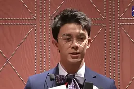 吴磊现身杭州品牌活动 蓝色blazer搭配领巾超亮眼