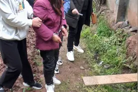 四川一奶奶将两孙女推入粪坑溺亡，称家人毒害自己要让其后悔视频封面