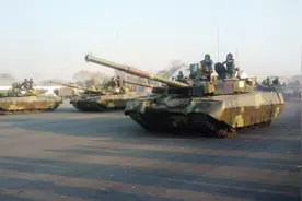 泰国阅兵彩排，中国VT-4坦克现身但不是“领头羊”