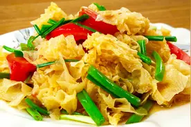 天热了，试试这道小葱拌银耳，爽脆开胃下酒菜，做法简单又好吃