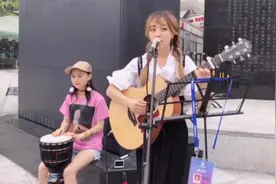 成都首位持证上岗的街头卖唱歌手，网友感叹：现在干什么都需要证视频封面