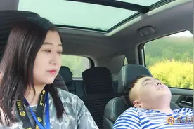 小伙驾校练车，教练让他调整座椅谁料他却直接躺下了，太搞笑了视频封面