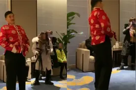 大衣哥演出讲话被围观 当众整理裤链不顾形象 提裤动作幅度大视频封面