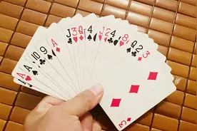 为什么魔术师能准确找出观众的牌？特简单，学会骗朋友玩