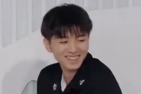 杨紫大方表演钢琴秀，谁注意一旁王俊凯的举动了？太宠溺了视频封面