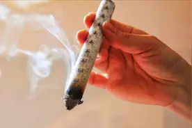 肝火旺容易出现双眼模糊，目视不明等症状，点按艾灸一穴解决视频封面