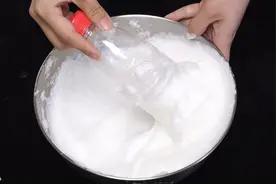 打蛋器不用买，一个塑料瓶就搞定，打发蛋白超省力，省钱又实用