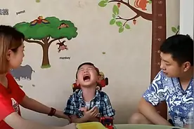 儿子爱娃芭比娃娃，妈妈竟不让他玩，孩子气的大喊大叫！视频封面