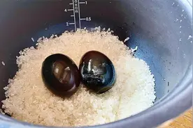 皮蛋放入大米里，这做法真香，每次一锅不够吃#我家的春日餐桌#