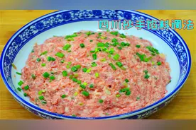 抄手想要好吃调馅料很重要，加入虾仁这样包，味道真的太鲜美了