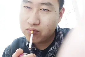 小伙抽烟十年了，这次戒烟第五天痛苦的坚持不住了！视频封面