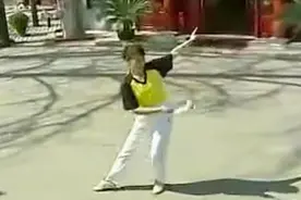 专业教练教你：轻松学第五套柔力球《山不转水转》套路完整示范