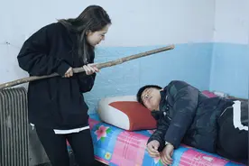 喜剧：男子忘记自己离婚了，醉酒后回到前妻家，结局太逗了视频封面