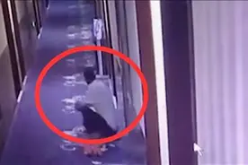 父亲怕打呼噜影响孩子白天高考 待其睡着后坐在酒店走廊 睡到天亮