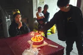 姨妹19岁生日，姐夫买个蛋糕去庆祝，小宝鼓掌唱生日快乐