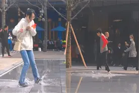 四川太古里水池路面像玻璃，路人纷纷“中招”：好歹加个提示牌视频封面